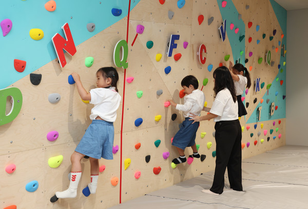 강남어린이회관에서 클라이밍을 하는 아이들 /사진제공=강남구