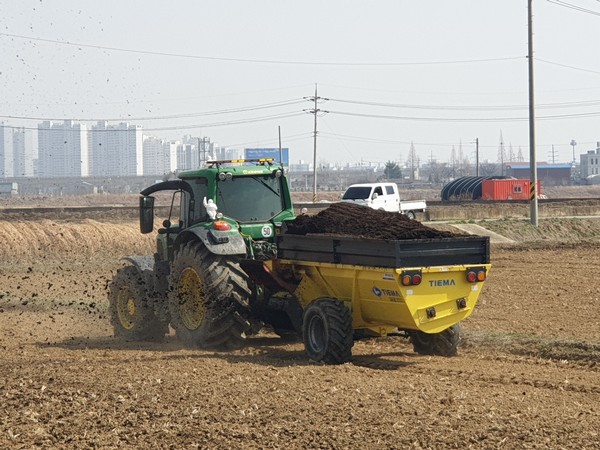 퇴비 살포 현장 /사진제공=경기도