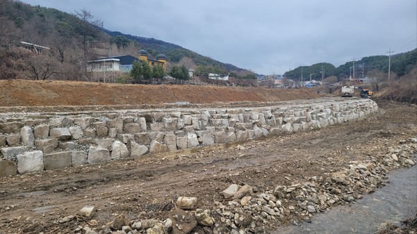 응급조치로 시행하는 공사도 하천공사시행계획 수립 절차를 생략할 수 있도록 ‘하천법’ 시행령을 개정한다. /사진제공=경기도