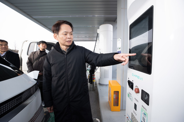 이병화 환경부차관이 14일 대전 대덕구 소재 신탄진휴게소(서울방면)를 찾아 설치된 전기차‧수소차 충전시설을 점검하고 충전 업계 관계자들에게 설 연휴 기간 충전 불편이 없도록 철저히 대비해 줄 것을 당부하고 있다. /사진=환경부