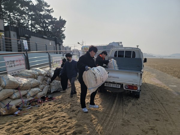 안산시는 지난 14일 방아머리 해변 일대에서 쓰레기를 수거했다.  /사진제공=안산시
