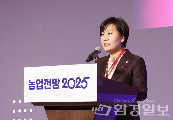 송미령 농림축산식품부 장관이 16일 서울 송파구 잠실 롯데호텔월드에서 열린 ‘2025 농업전망’에서 격려사를 하고 있다. /사진=농식품부 