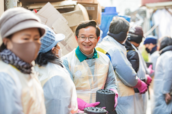 지난해 자원봉사 Day때 연탄배달을 하고 있는 최호권 영등포구청장 /사진제공=영등포구