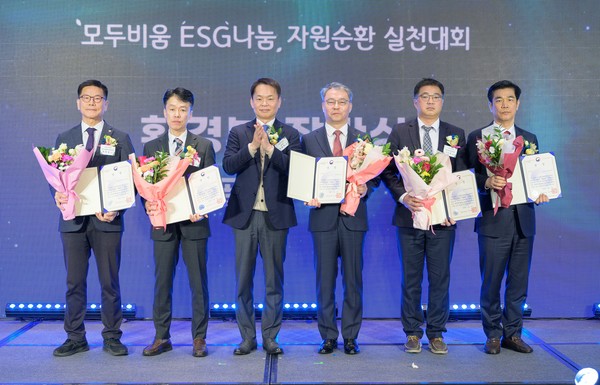 이병화 환경부차관이 17일 서울 종로구 포시즌스 호텔에서 열린 ‘모두비움, ESG나눔 자원순환 실천대회’에서 환경부장관상을 수상한 참석자들과 기념촬영을 하고 있다.  /사진=환경부