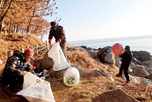 해안가 및 블루로드 해양쓰레기 정화 활동 /사진제공=영덕군