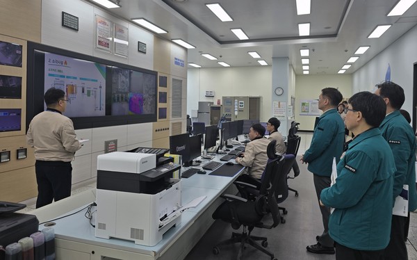 이병화 환경부 차관이 충남 지역에 고농도 초미세먼지 비상저감조치가 시행된 21일 오전 아산시 생활자원처리장를 방문하여 미세먼지 비상저감조치 이행 상황을 점검하고 있다. /사진=환경부