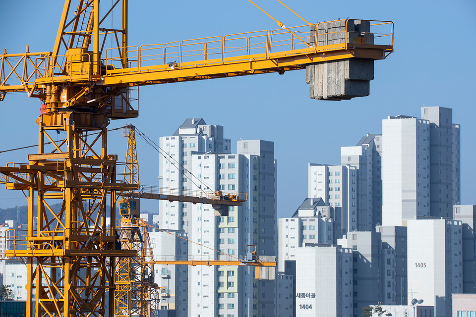 2025년 하반기부터 국가기술자격인 ‘타워크레인 설치·해체 기능사’ 자격 검정이 시행됨에 따라 타워크레인 설치·해체업의 인력 요건에 해당 자격을 가진 사람을 포함해, 유해·위험 작업인 타워크레인 설치·해체작업 시 관련 작업자에 대한 안전관리를 강화했다. /사진=환경일보DB