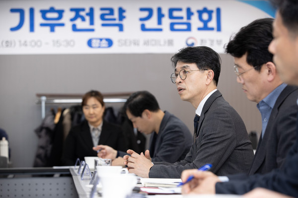 김완섭 환경부장관이 21일 서울 종로구 S타워에서 열린 제2차 기후전략 간담회에 참석해 국내‧외 기후예산 추진현황 및 개선방향에 대한 발표를 듣고 기후예산의 우선순위 선정 방안을 논의하고 있다. /사진=환경부