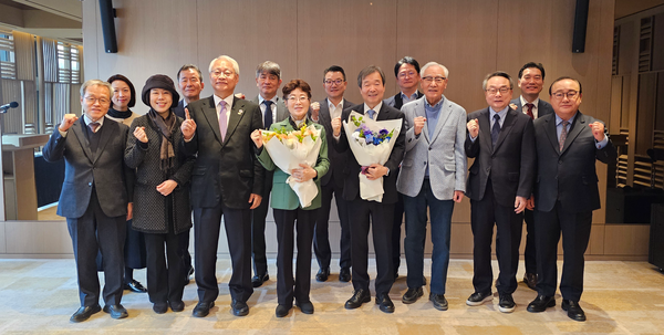 이날 취임식에서는 유영숙 5대 이사장의 이임식과 최재철 6대 이사장의 취임식이 동시에 진행됐다. /사진=(재)기후변화센터