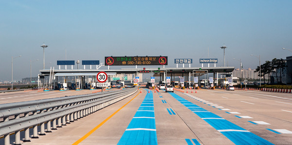 고속도로 휴게소·졸음쉼터에 화장실을 확충(717칸)하고, 차양시설(288개소) 등 편의시설을 설치한다.