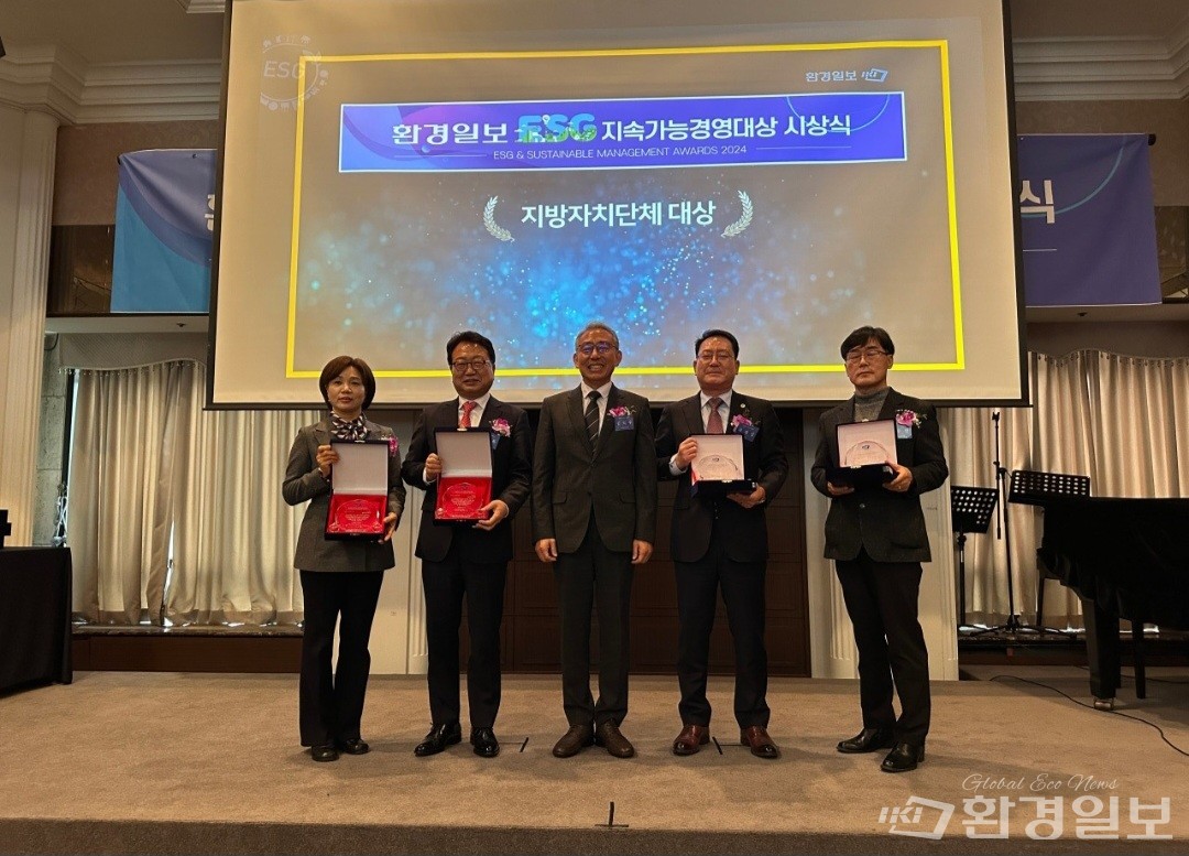 본 행사에서 지자체 부문 ESG 지속가능 경영대상으로 경북 울진군, 충남 계룡시, 전남 해남군, 경북 영주시가 선정됐다. 수상자로는 손병복 군수, 최재성 부시장, 김경자 환경과장, 환경보호과 김우열 과장이 참석해 수상했다. 