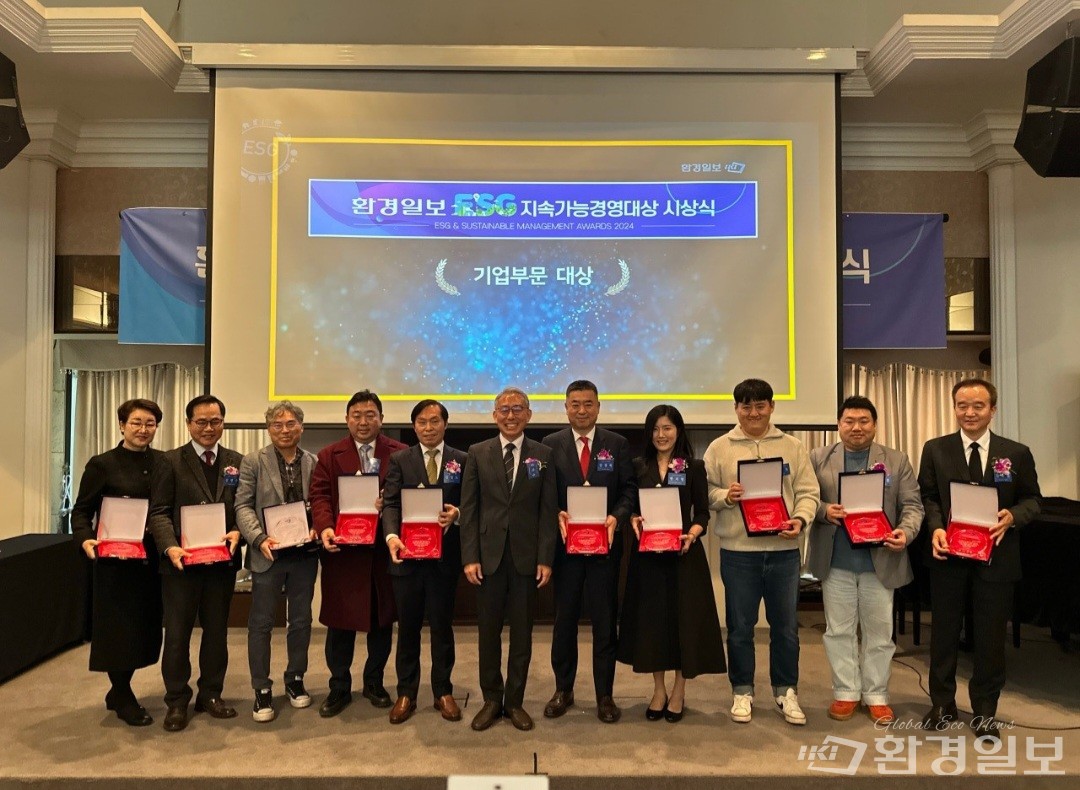 기업 부문에서 ESG 지속가능 경영대상으로 (주)케이더블유씨, (주)카리, 한빛디엔에스(주), (주)제이에스티, 한국그린자원(주), (주)투위, (주)어썸레이, 월드에비에이션(주), 협동조합 판, 아주산업건설(주)가 선정됐다. 신영수 대표이사, 양희경 대표이사, 이현화 대표이사, 백선희 대표이사, 김한진 대표이사, 김일도 대표이사, 김세훈 대표이사, 변지영 대표이사, 오석조 이사장, 강창록 대표이사가 참석해 수상했다.