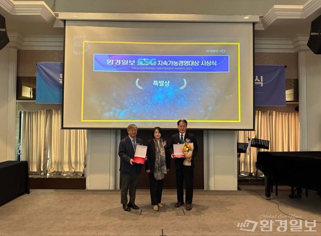 특별상 부문에서 ESG 지속가능 경영대상으로 유엔글로벌콤팩트 한국협회, 초려문화재단이 선정됐다. 유연철 사무총장, 이연우 이사장이 참석해 수상했다.