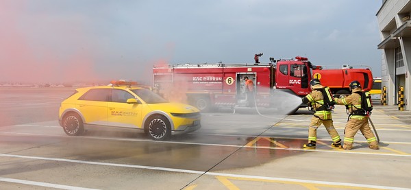 공항소방대가 화재차량에 초기 방수 작업을 하고 있다. /사진제공=한국공항공사