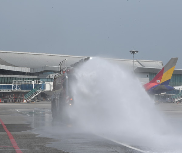 살수 작업을 시행 중인 김포공항 /사진제공=한국공항공사