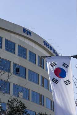 환경부와 서울대학교는 1월23일 서울대학교(서울 관악구 소재)에서 ‘2024년도 그린리더십 인증 교과과정’을 마친 학생들에 대한 이수식을 개최한다. /사진=환경부