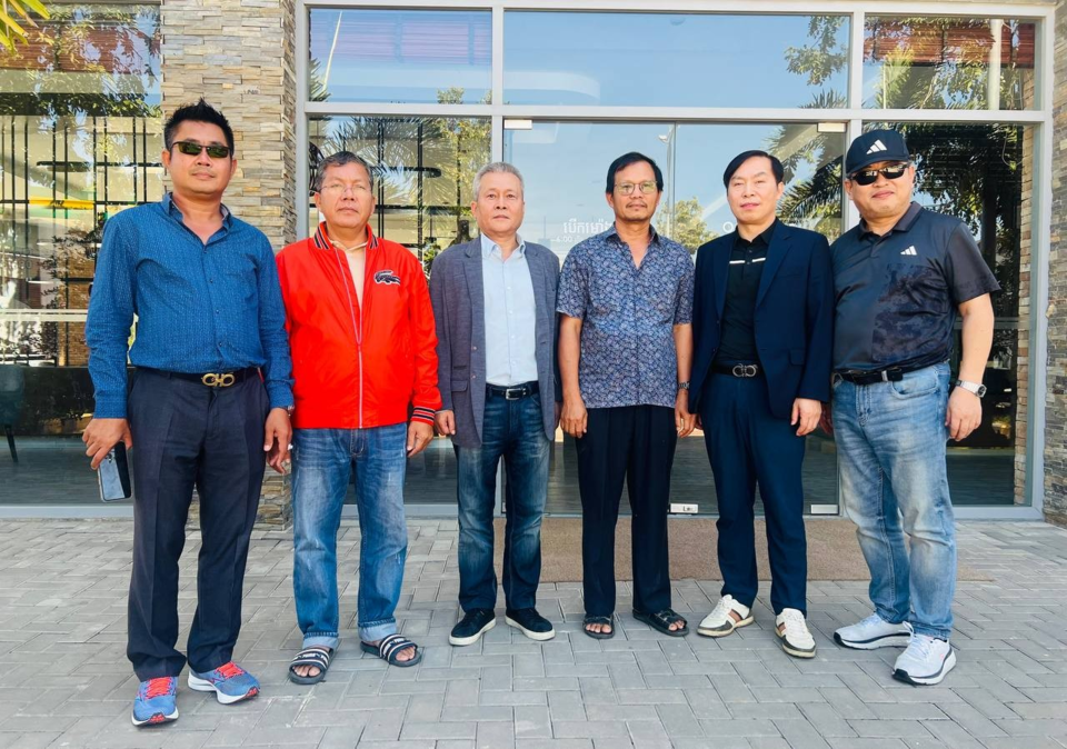 에코코캄-(주)투위-스레이스눌 비료회사 관계자들이 기념촬영을 하고 있다. /사진제공=(주)투위