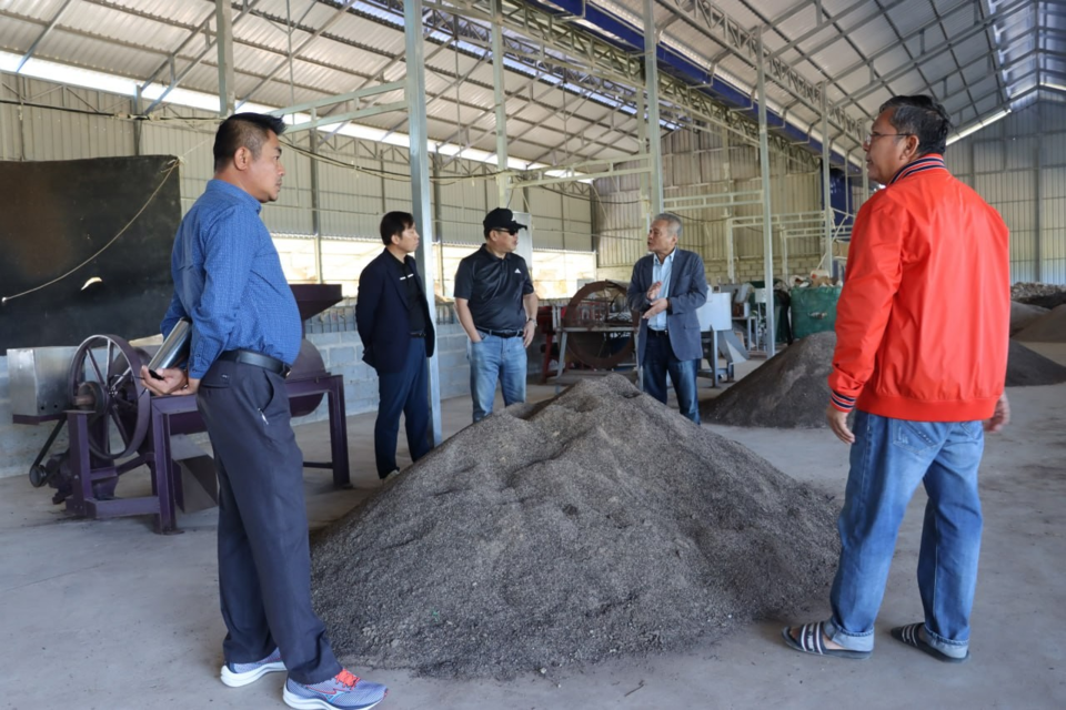 에코코캄-(주)투위-스레이스눌 비료회사 관계자들이 협약 체결에 앞서 지난해 12월 캄보디아 비료공장을 방문했다. /사진제공=(주)투위