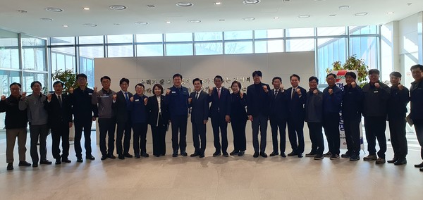 충청남도 ‘2025년 제1차 경제상황 현장 점검회의’ 참석자들이 기념촬영을 하고 있다.  /사진제공=충청남도