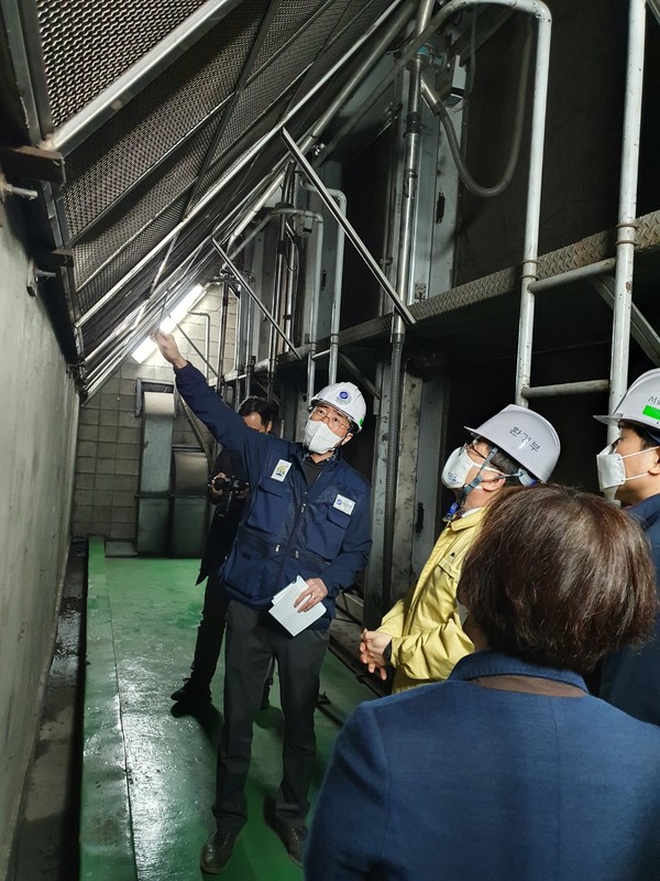 환경부가 지하철 영등포구청역을 방문해 지하역사 내 미세먼지 저감을 위한 공기청정기 가동 현황을 점검하고 있다. /사진제공=환경부