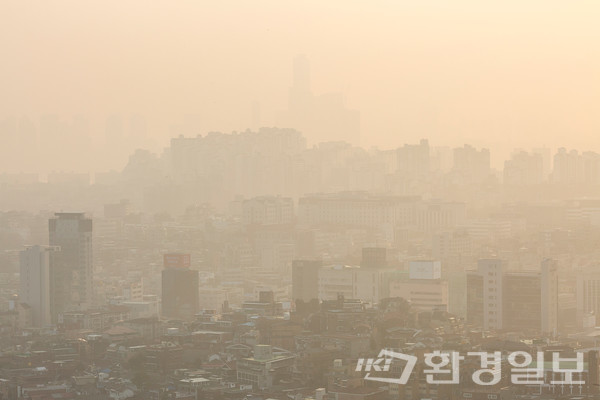 장마가 소강 상태를 보이는 사이 초미세먼지 농도와 더위체감지수가 함께 높아지고 있다. 