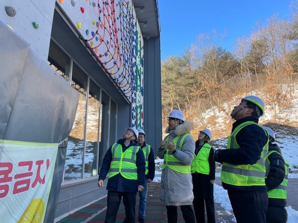 지난 9일 남태헌(왼쪽) 한국산림복지진흥원장이 국립춘천숲체원에 방문하여 숲체원 및 협력업체 직원들과 함께 설 연휴 대비 안전점검을 실시하고 있다. /사진=한국산림복지진흥원