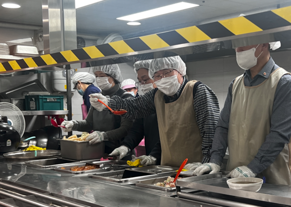 한국상하수도협회 임직원들이 지역 구내식당 배식 등 자원봉사에 나섰다. /사진제공=한국상하수도협회