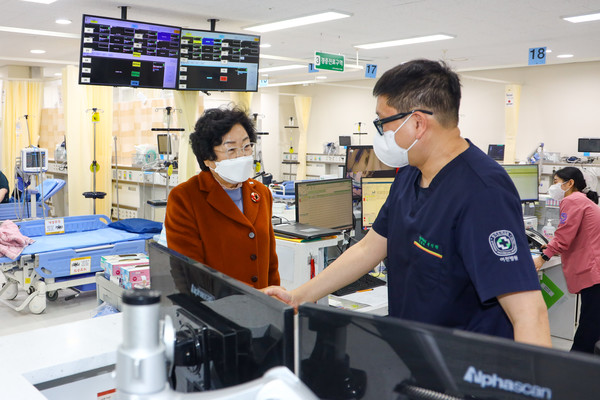 김경희 이천시장, 설 연휴 응급의료기관 방문  /사진제공=이천시