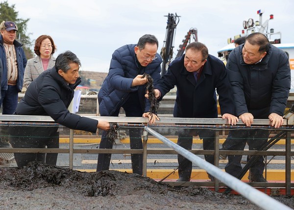 물김 위판장을 방문한 명현관 군수 /사진제공=해남군