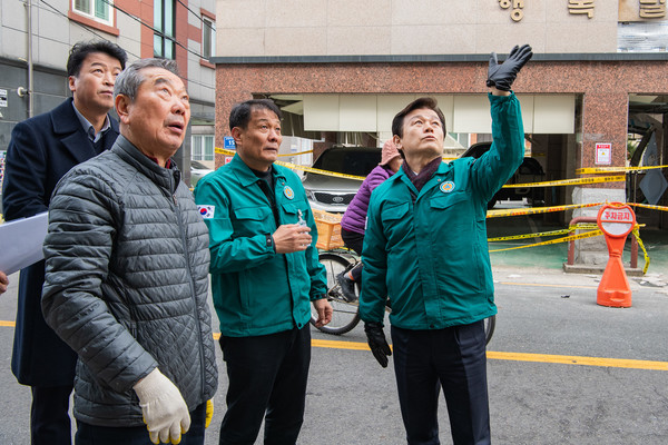 조규일 진주시장이 상평동 빌라 가스폭발 사고현장을 점검하고 있다. /사진제공=진주시