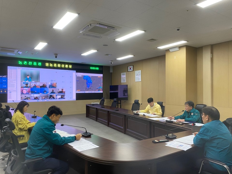 권철희 농촌지원국장(오른쪽)이 각 시군의 기상 및 대설 피해 상황 점검을 위한 회의를 주재하고 있다. /사진제공=농촌진흥청