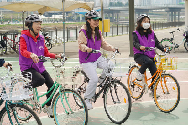동대문구 자전거 교실에 참여한 주민들 /사진제공=동대문구