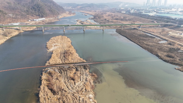 오탁방지막 하류 오염된 모습 /사진제공=대전환경운동연합