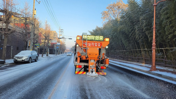 간선도로 제설작업  / 사진제공=진주시