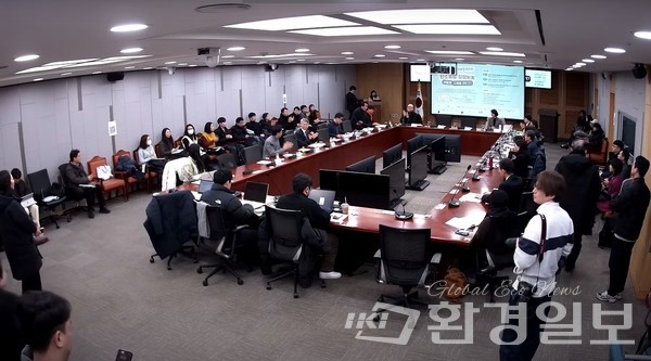 누가 어떤 조직에서 얼마만큼의 권한과 책임, 자원을 갖고 탄소중립을 실현할 수 있을지 5일 국회 의원회관 제1세미나실에서 '마을에서 정부조직까지, 탄소중립 실행체계 어떻게 구축할 것인가?'를 주제로 토론회가 개최됐다. /사진=녹색전환연구소