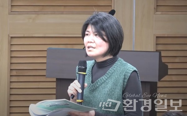 김소영 마을닷살림협동조합 이사장은 탄소중립을 위해 마을 조직을 어떻게 구성하고 지원할지에 대한 여러 사례를 소개하며 이에 대한 중요성을 역설했다.