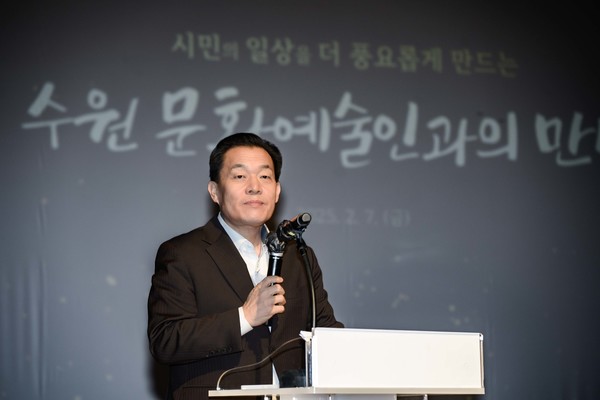 수원시 문화예술사업을 소개하는 이재준 시장 /사진제공=수원시