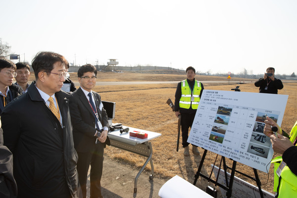 김포공항 조류충돌 예방활동 현장 점검 /사진제공=국토교통부