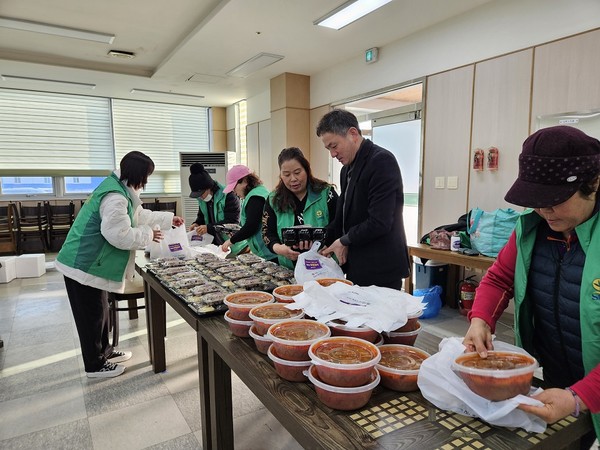 지역의 소외된 어르신들을 위해 오곡밥 준비 /사진제공=신안군