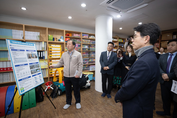 김완섭 환경부장관이 12일 서울 양천구 한 어린이집을 방문하여 실내 공기질 관리 현장을 점검하고 미세먼지에 취약한 어린이들이 머무는 곳인 만큼 공기질 관리를 철저히 해 줄 것을 당부하고 있다. /사진=환경부