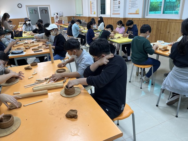 영암도기박물관 손빚기 체험 /사진제공=영암군