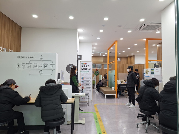 대사증후군 검진을 받는 주민들 /사진제공=구로구