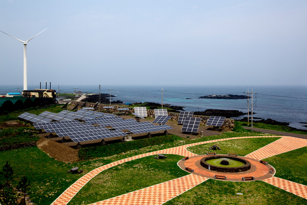 제주도는 2030년까지 재생에너지 설비 4085㎿를 도입해 도내 전력수요 100%를 재생에너지로만 충당할 계획을 수립하고 있다. /사진=환경일보DB