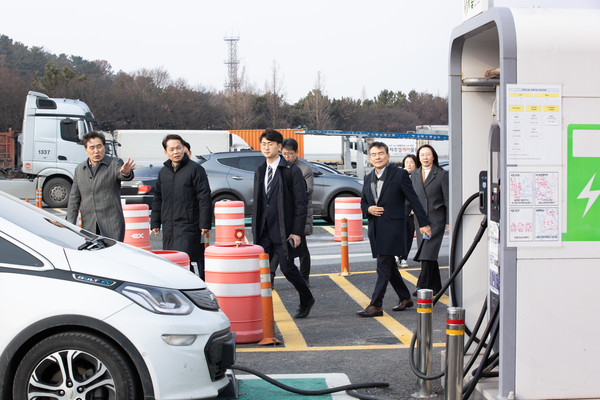 전기차를 친환경적으로 운영하려 해도 충전 전력의 80% 이상이 원전이나 석탄 발전으로 공급되는 현실에서, 재생에너지 기반 충전 인프라 확대가 필요하다. /사진=환경부