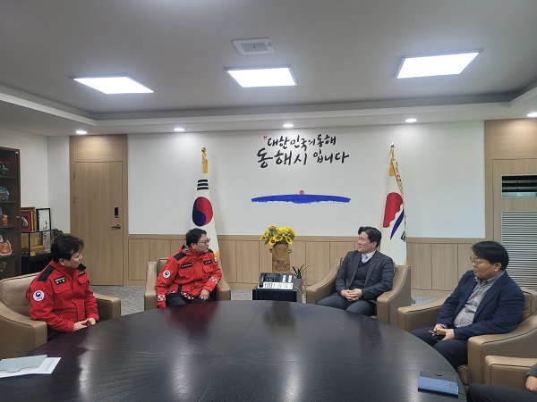 최수천 동부지방산림청장이 문영준 동해시 부시장과 산불예방 강화 방안을 논의하고 있다.  /사진제공=강원도