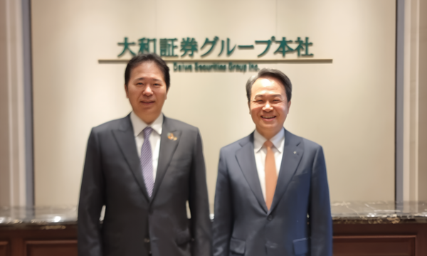 진 왼쪽)오기노 아키히코 다이와증권그룹 사장과 만난 진옥동 신한금융그룹 회장 /사진제공=신한금융그룹 (사진 왼쪽)오기노 아키히코 다이와증권그룹 사장과 만난 진옥동 신한금융그룹 회장 /사진제공=신한금융그룹