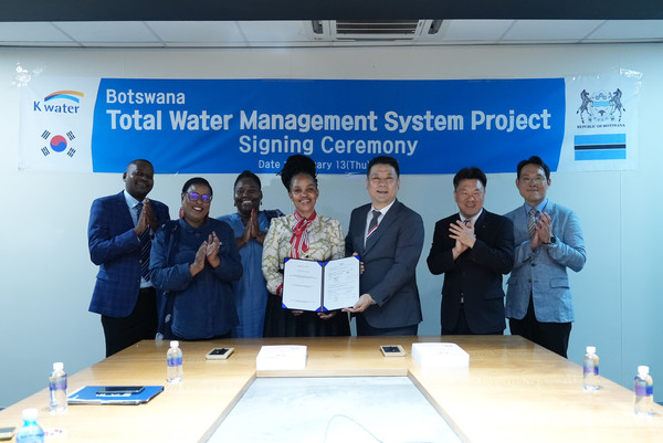 2월14일 보츠와나 수도 가보로네에서 보츠와나 정부와 ‘통합물관리시스템 구축사업’ 계약을 체결했다. /사진 오른쪽 세 번째부터 한국수자원공사 한성용 글로벌사업본부장, 보츠와나 보노 쿠모타카(Bono Khumotaka) 수자원주택부 차관. 사진제공=한국수자원공사
