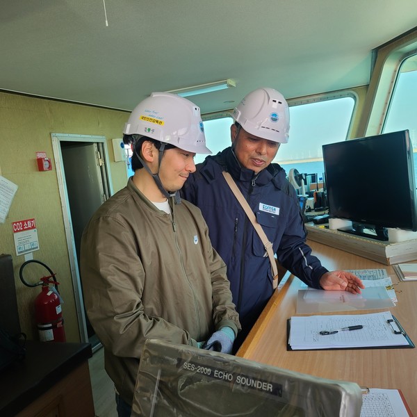 여객선 국민안전감독관 서류 점검 /사진제공=해양수산부