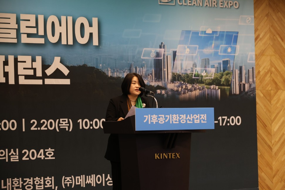 2월19일 열린 ‘탄소중립과 클린에어 기후테크 컨퍼런스’에 참석한 이미화 환경일보 발행인이 개회사를 하고 있다. /사진=이다빈 기자
