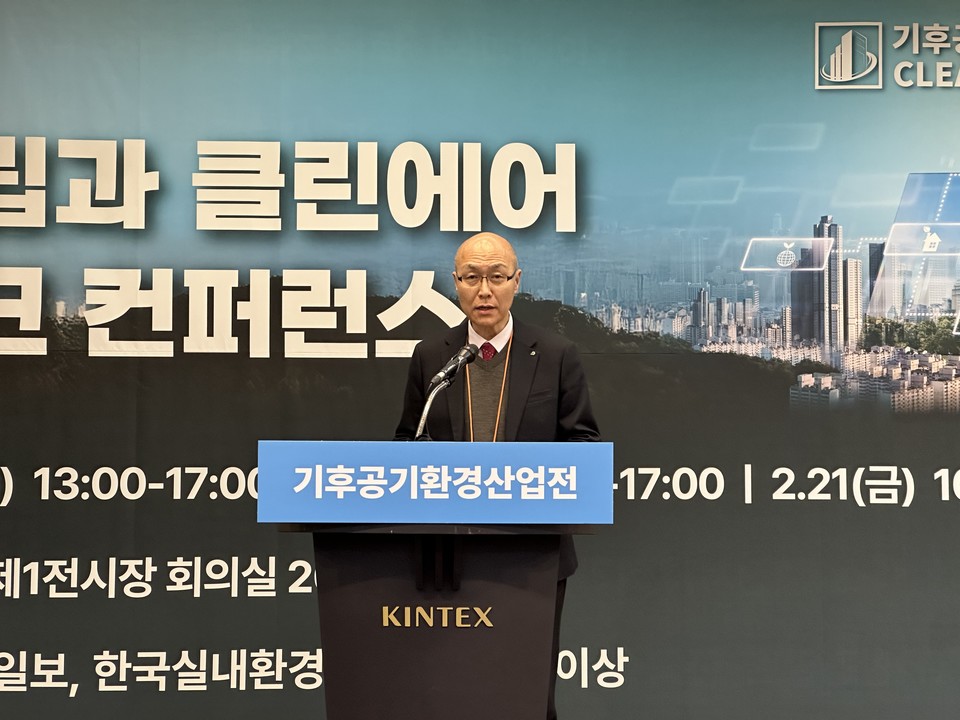 19일 ‘탄소중립과 클린에어 기후테크 컨퍼런스’에 참석한 이상협 국가녹색기술연구소 소장이 축사를 하고 있다. /사진=박준영 기자